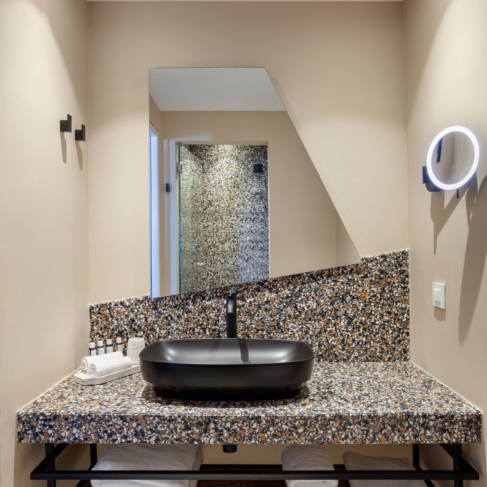 εξειδικευμένες κατασκευές επίπλων